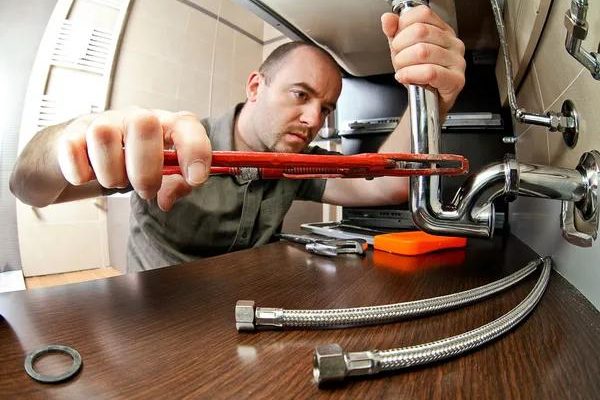 Professional Plumber for Pipe Leak Detection and Fixing