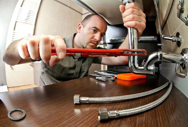 Professional Plumber for Pipe Leak Detection and Fixing